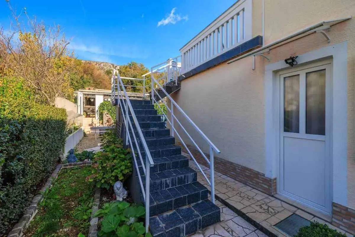 Apartment In Grizane 47579