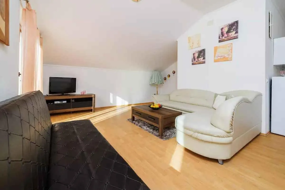 Apartment In Grizane 47579